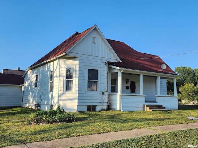 view of front of home with a porch and a front lawn