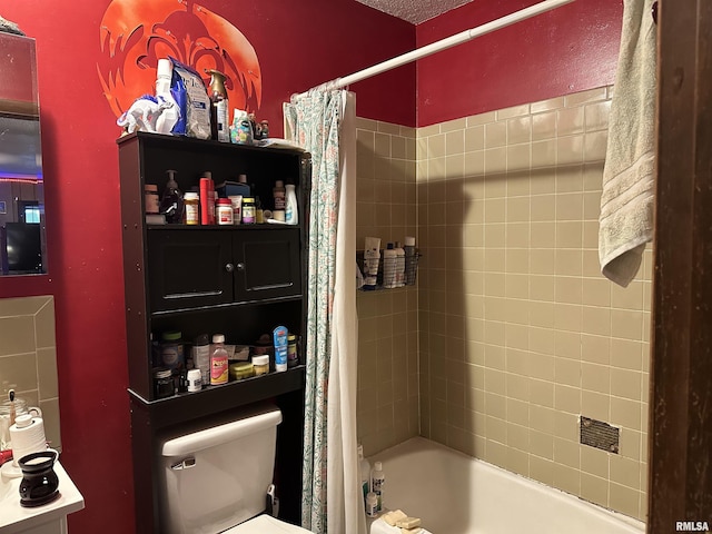 5281-5287 Country Club Rd Unit 2, Murphysboro, IL 62966 - bathroom featuring toilet and shower / bathtub combination with curtain