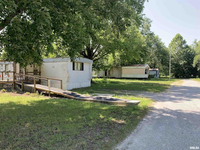 view of yard featuring an outbuilding and driveway