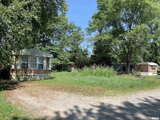 view of yard featuring an outdoor structure