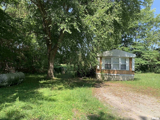 view of yard featuring driveway