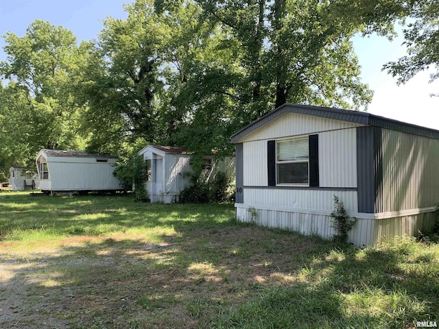 view of yard with an outbuilding and a storage unit