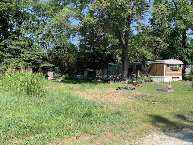 view of yard featuring an outdoor structure