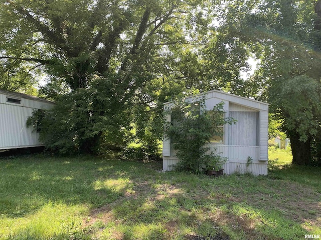 view of yard with an outbuilding