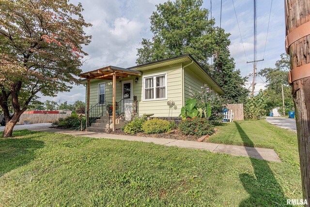 view of front facade featuring a front yard