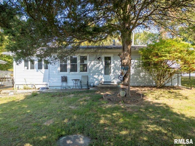 view of front of property featuring a front yard and a patio area