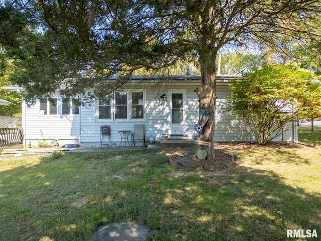 view of front facade with a front yard