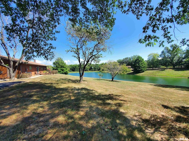 view of yard featuring a water view