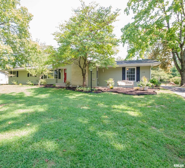 ranch-style home featuring a front lawn