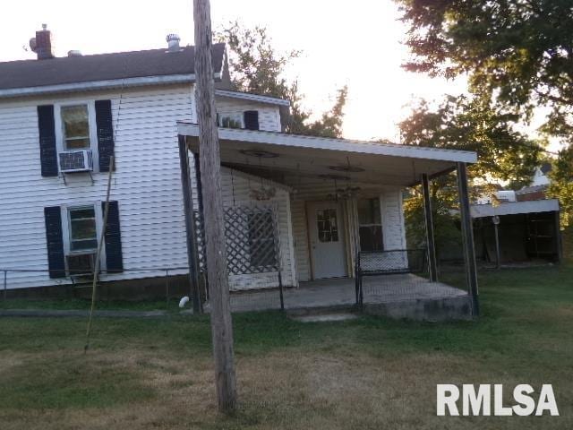 318 Williams St, Rosiclare, IL 62982 - rear view of property with a lawn