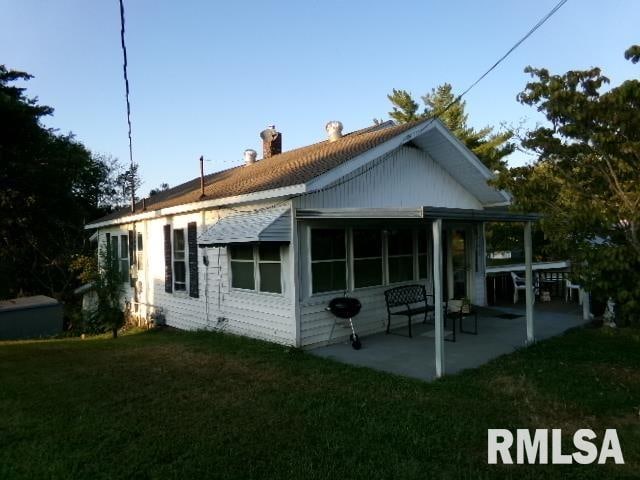 318 Williams St, Rosiclare, IL 62982 - back of property with a lawn and a patio