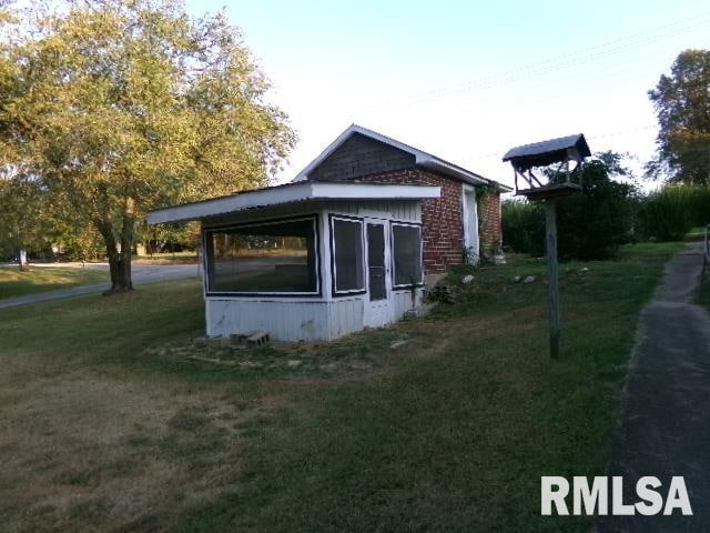 318 Williams St, Rosiclare, IL 62982 - view of outdoor structure featuring a yard