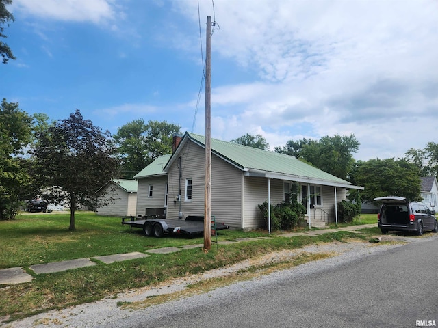 view of front facade with a front lawn