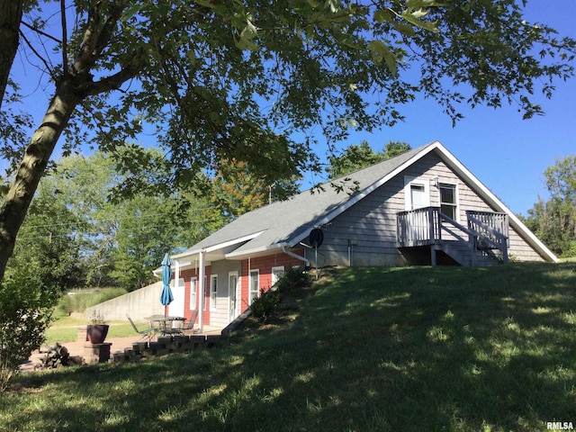 view of front of property with a front yard