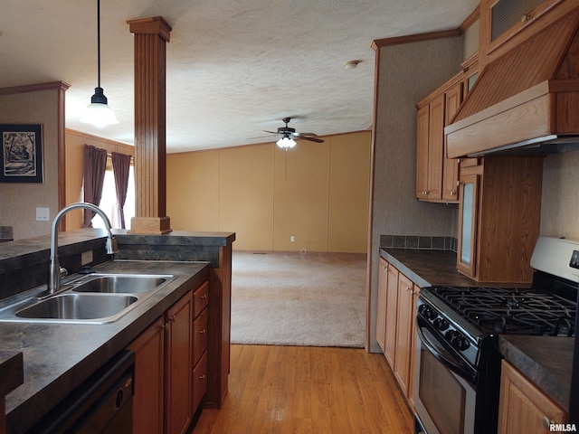 kitchen featuring black range with gas cooktop, sink, ceiling fan, hanging light fixtures, and light hardwood / wood-style floors