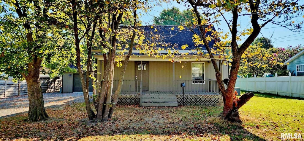 view of front of house featuring a front lawn and covered porch