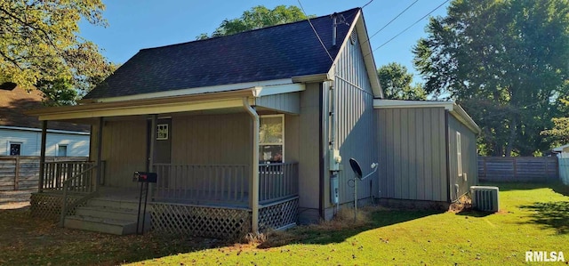 view of front of home featuring cooling unit and a front lawn