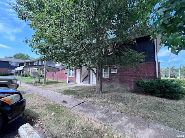 view of front of home featuring a front lawn and a carport