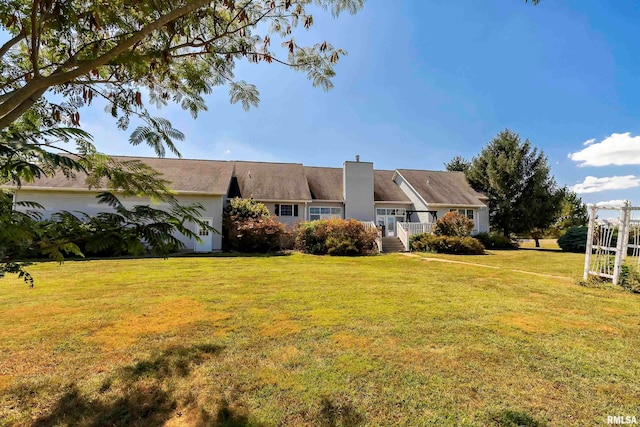 view of front of property featuring a front lawn