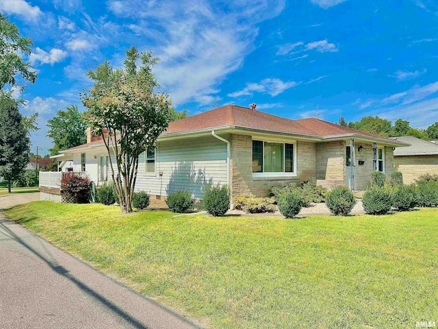 ranch-style house featuring a front yard