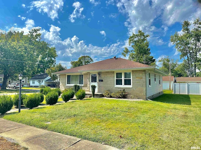 view of front of house featuring a front lawn