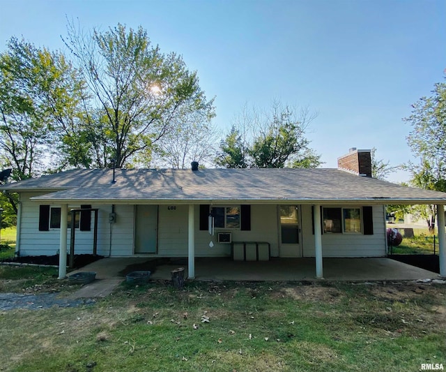 single story home featuring a front lawn