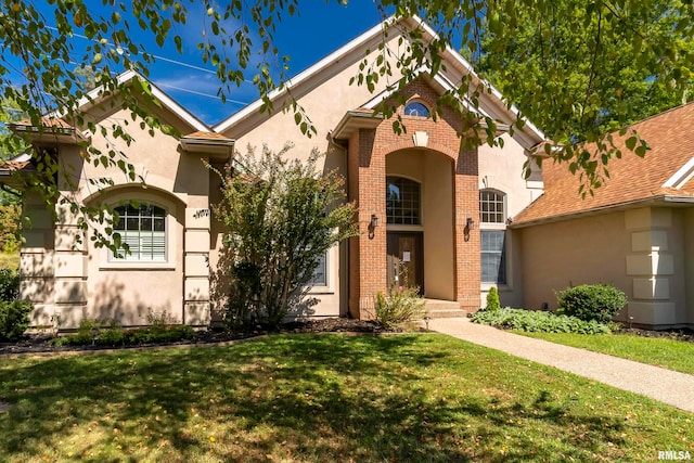 view of front of home featuring a front yard