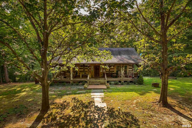 log-style house featuring a front yard