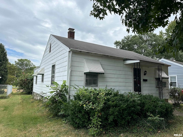 view of front of property featuring a front yard