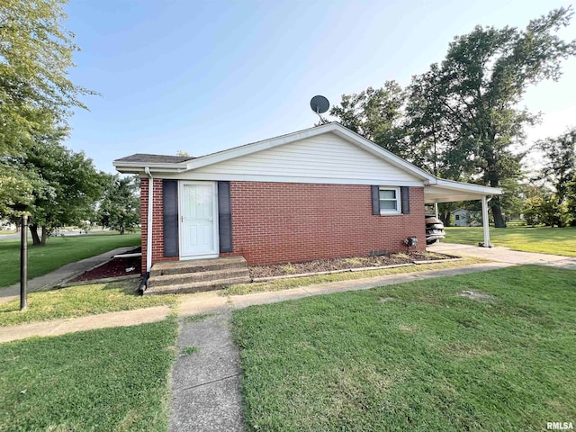 view of side of property with a yard and a carport