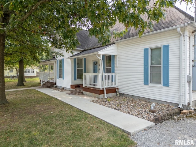 view of front of property with a front lawn