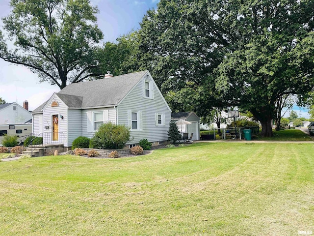 view of side of property featuring a lawn