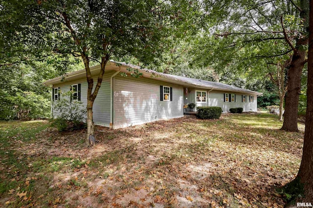 single story home featuring a front lawn