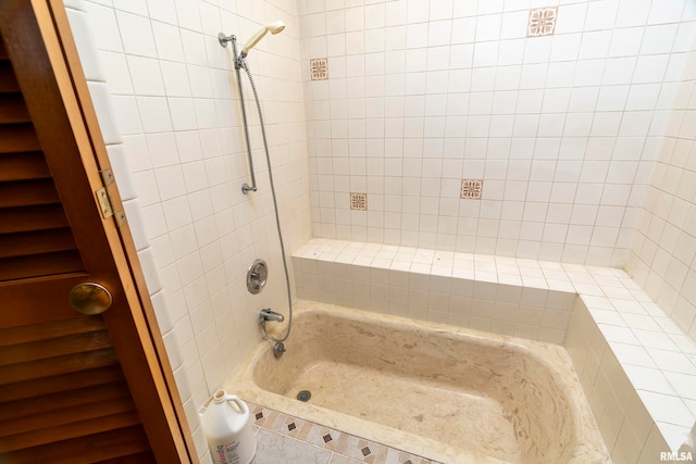 bathroom featuring tiled shower / bath combo