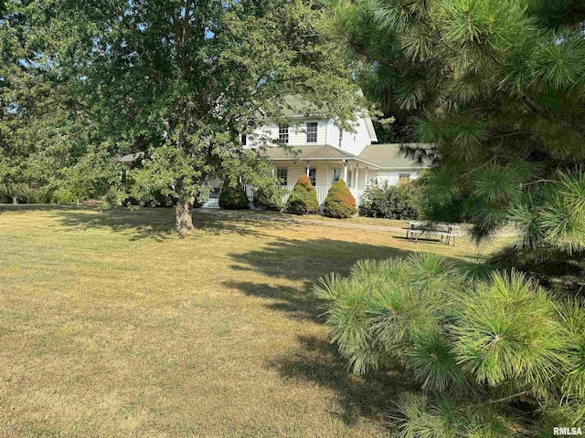 view of front of property featuring a front yard