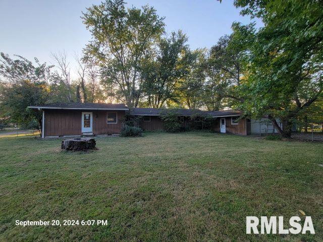 single story home with a front yard