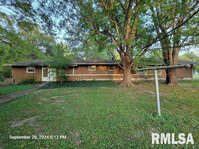 single story home with a front yard