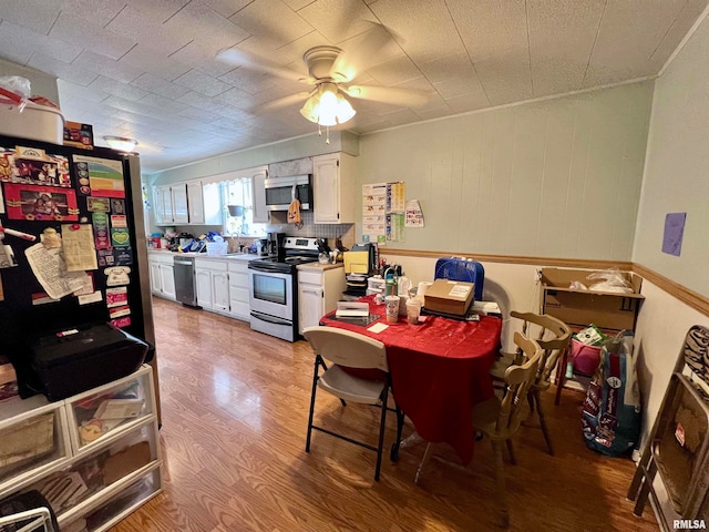 dining room with wood-type flooring and ceiling fan