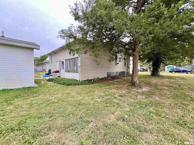 1106 N 11th St, Murphysboro, IL 62966 - view of yard with central AC unit