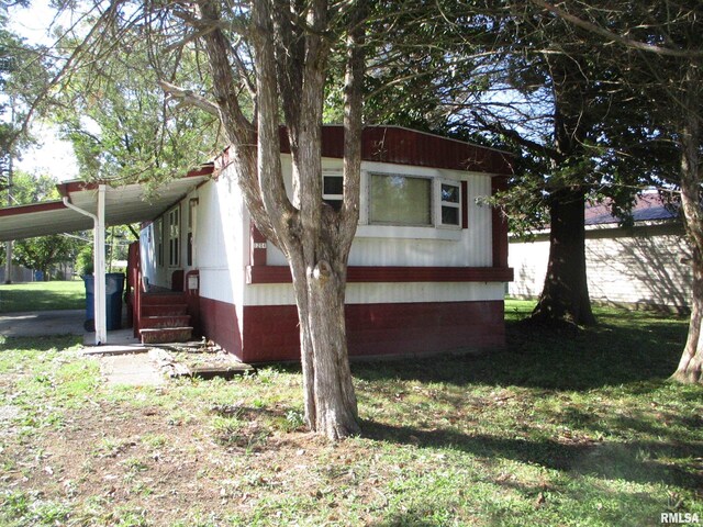 view of front of home with a front lawn