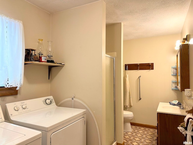 laundry area featuring a textured ceiling and independent washer and dryer