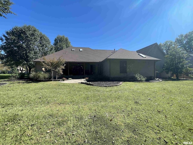 single story home featuring a front yard