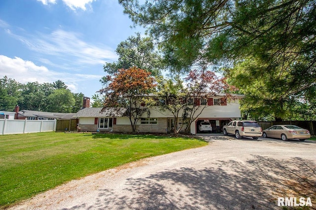 view of front facade featuring a front yard