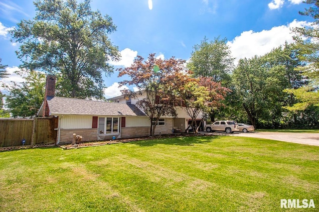 view of front of home featuring a front lawn