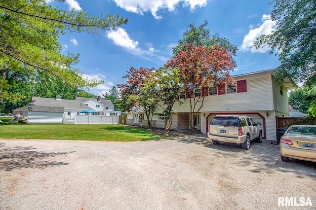 view of front facade featuring a front yard