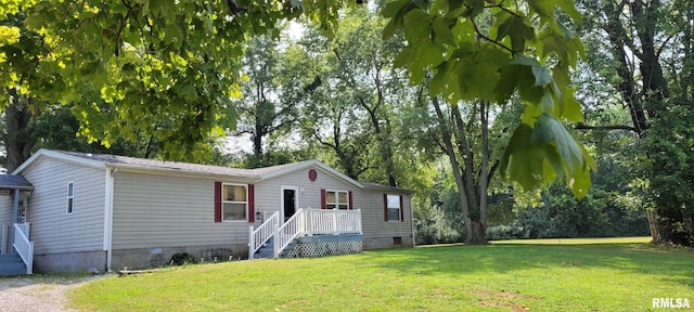 view of front facade with a front yard