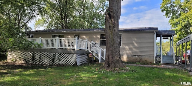 view of front of property featuring a wooden deck and a front lawn