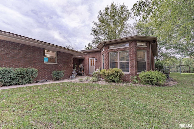 view of front of house featuring a front lawn