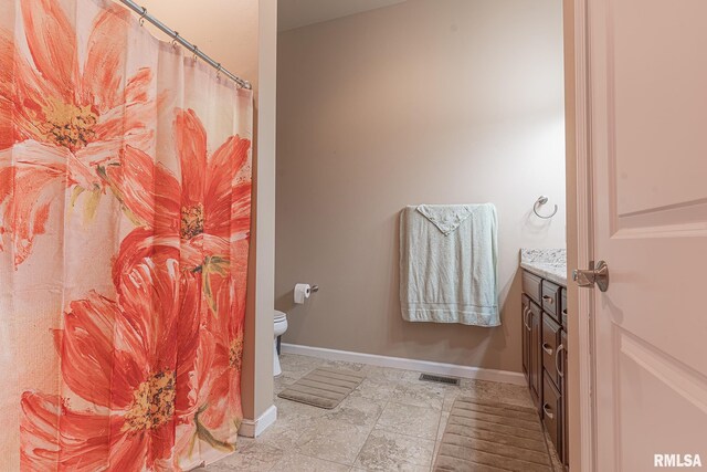 2022 W Main St, Salem, IL 62881 - full bathroom featuring toilet, visible vents, baseboards, and vanity
