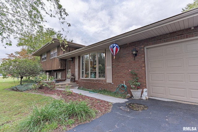 view of front of property featuring a front yard and a garage